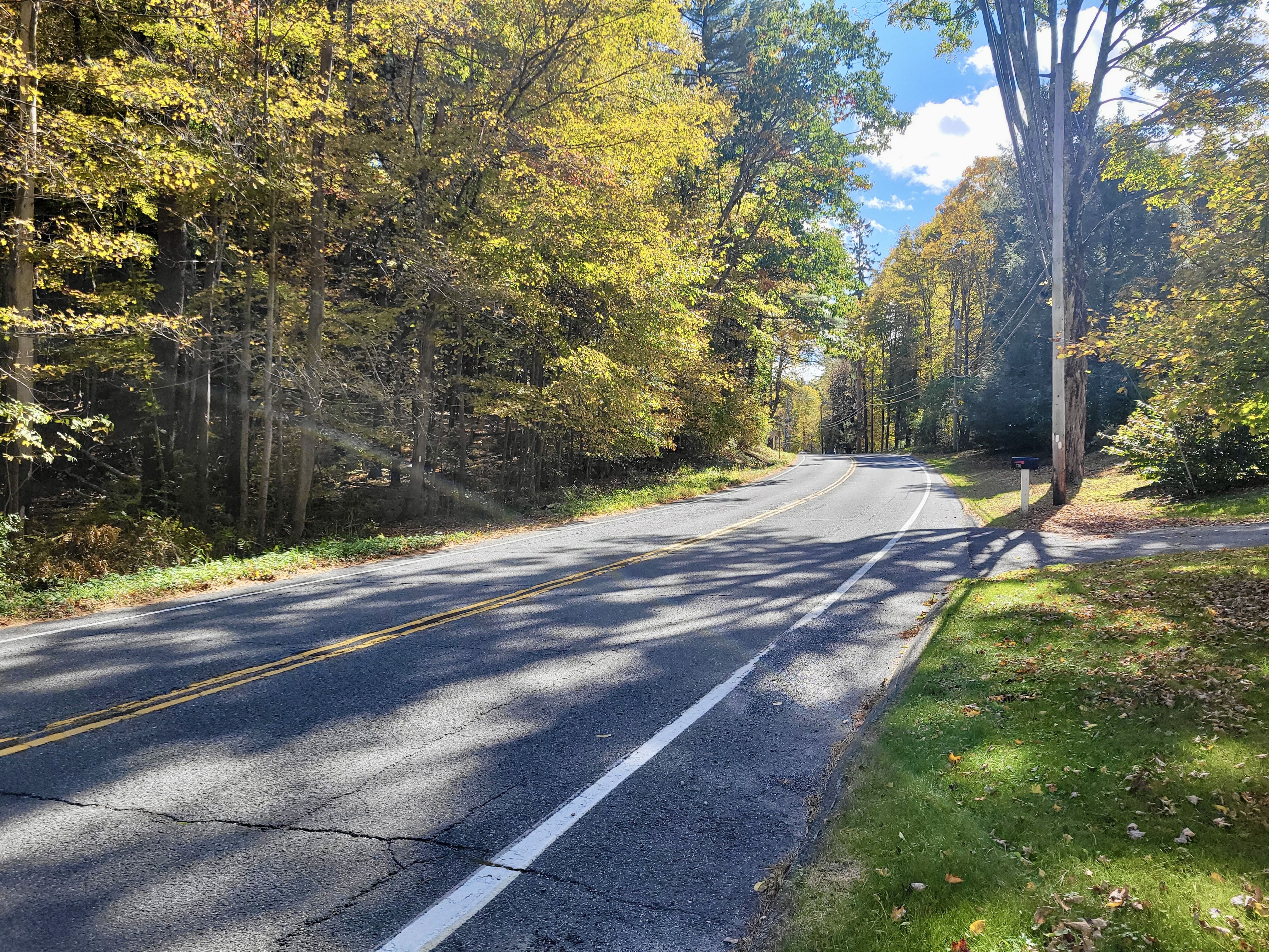 mm 0.0 Short road walk on CT 41. Zoom in to right side of photo to see double white blazes where Southbound AT makes sharp left turn, crosses CT 41, and enters woods (Zoom in to the left side of photo to see woods entrance)  Courtesy cabincellars@yahoo.com