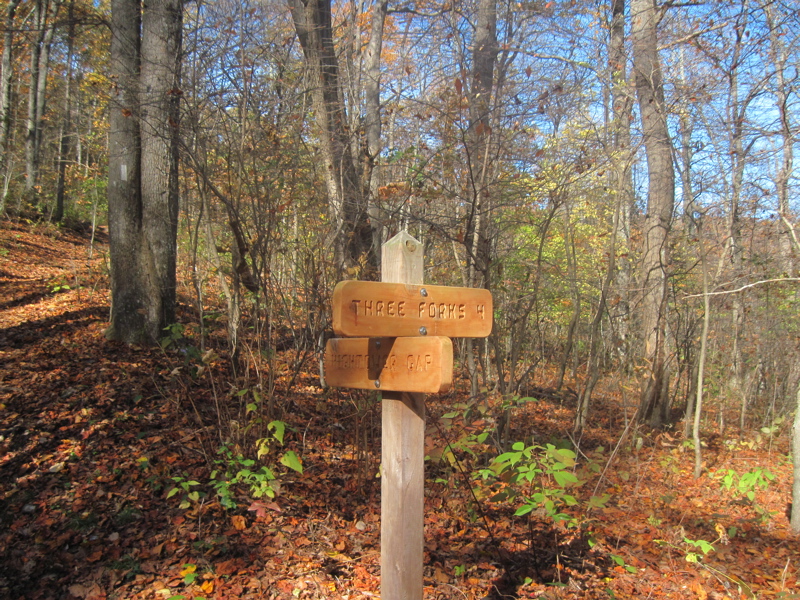 mm 0.0  Trail sign as the southbound trail leaves Hightower Gap. Courtesy dlcul@conncoll.edu