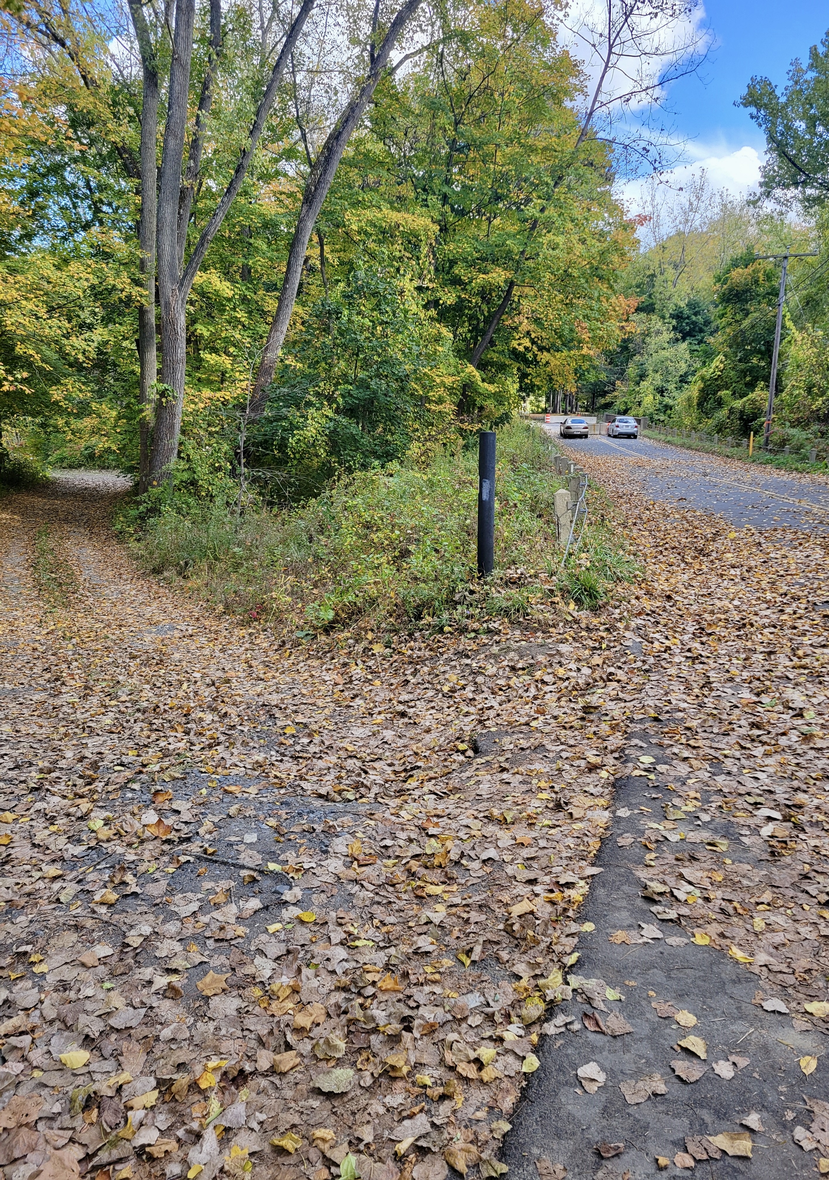 mm 7.5  Entrance to the parking area on Kellogg St. is on the left. The northbound AT comes up the driveway, turns left on Kellogg Street and crosses the Housatonic on the Kellogg St. bridge. Courtesy cabincellars@yahoo.com