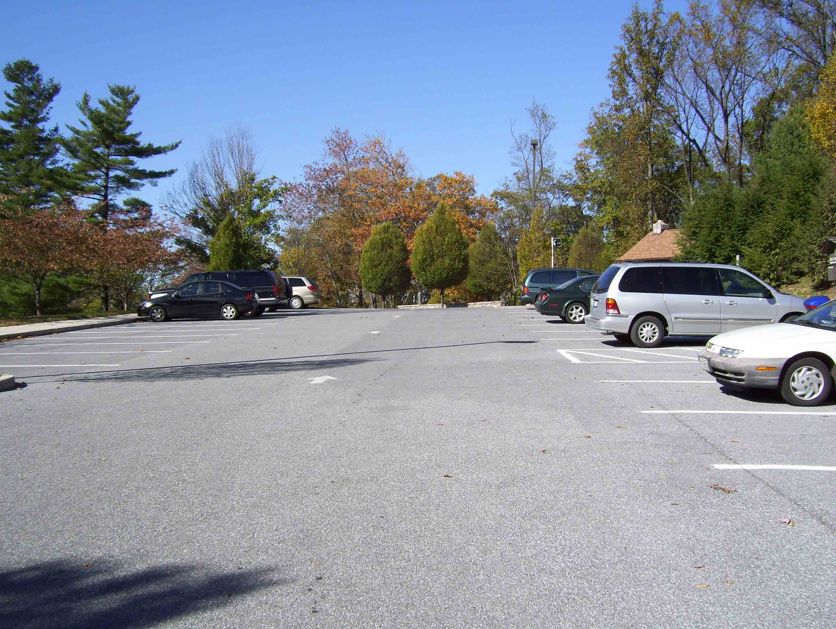 mm 3.1 - Upper parking area for Washington Monument. There is more parking in picnic areas a short distance downhill.  Courtesy dlcul@conncoll.edu