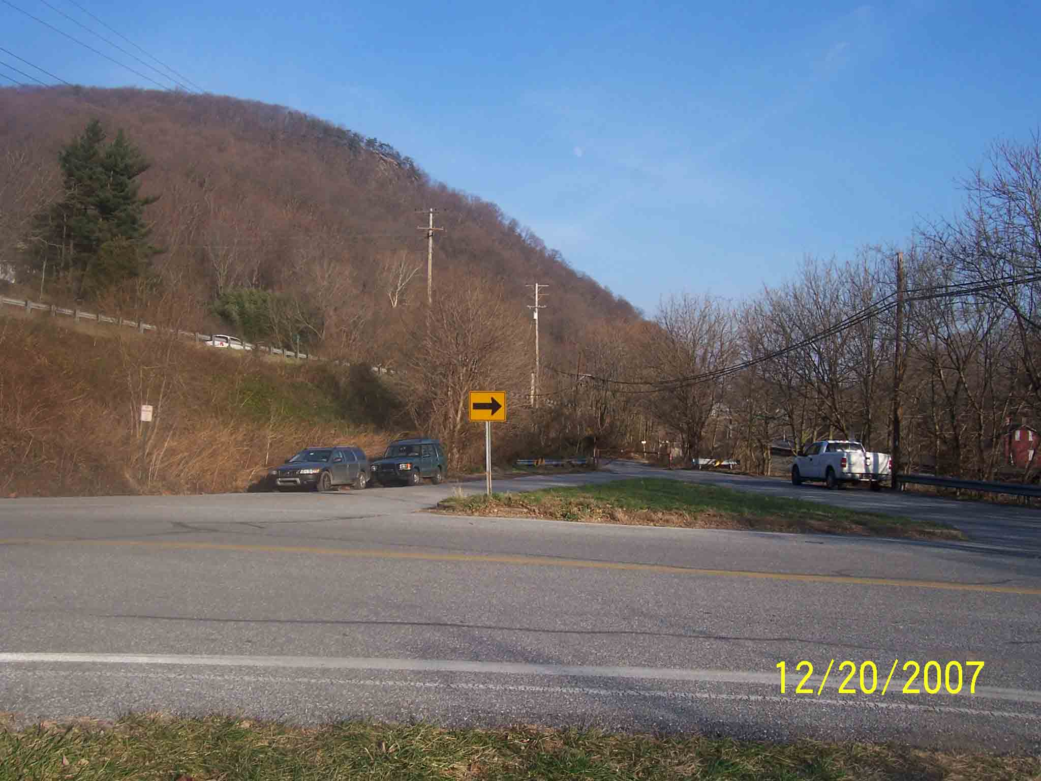 mm 0.4 - Parking at Keep Tryst just north of C&O canal entrance.  Courtesy at_md_rob@yahoo.com