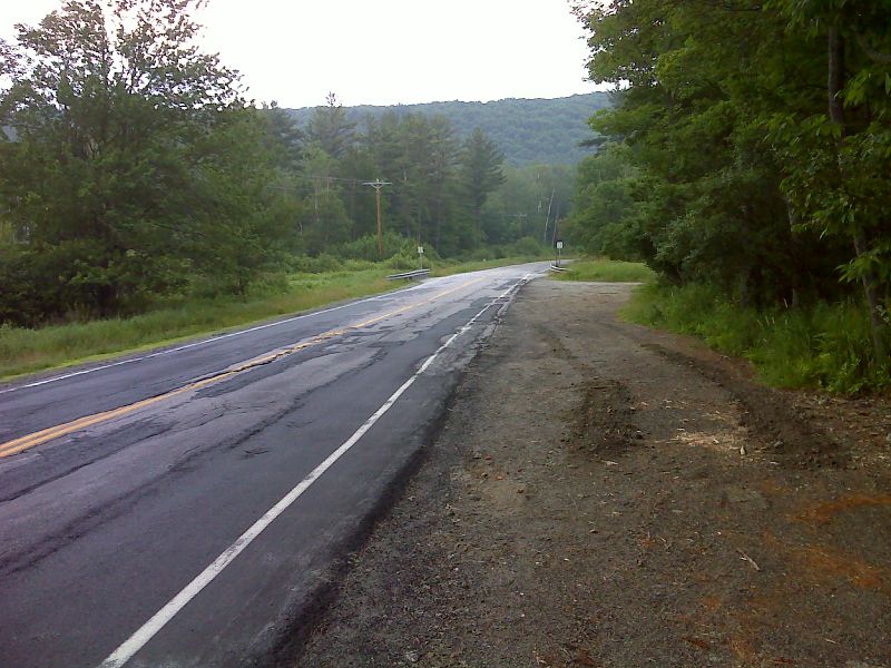 mm 9.8  Large dirt pull-off for parking at the trail crossing of NH 25A.    Courtesy pjwetzel@gmail.com