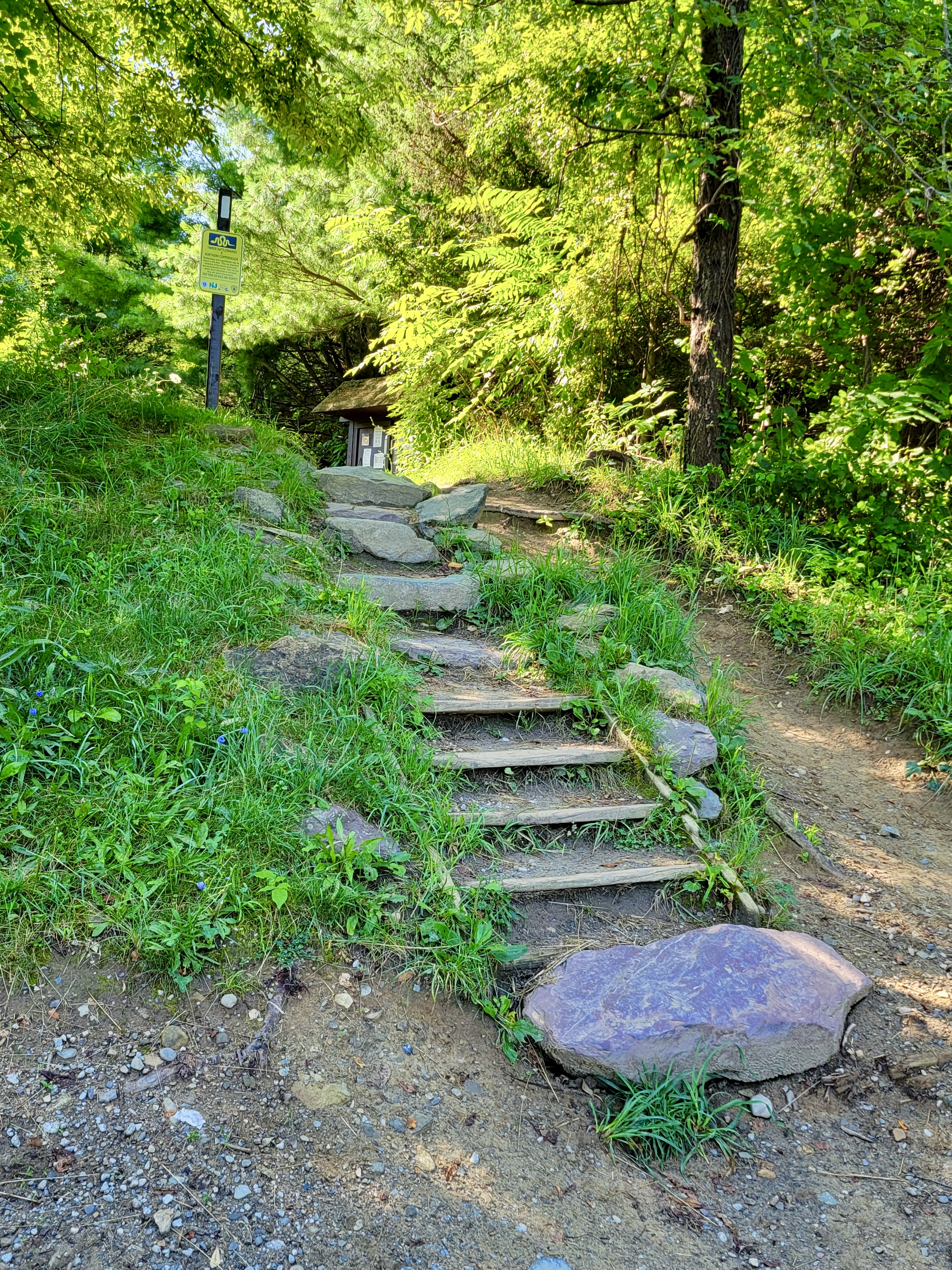 mm 9.1 Steps leading to trailhead for the Northbound AT begin at the back of the official AT parking lot  Courtesy cabincellars@yahoo.com