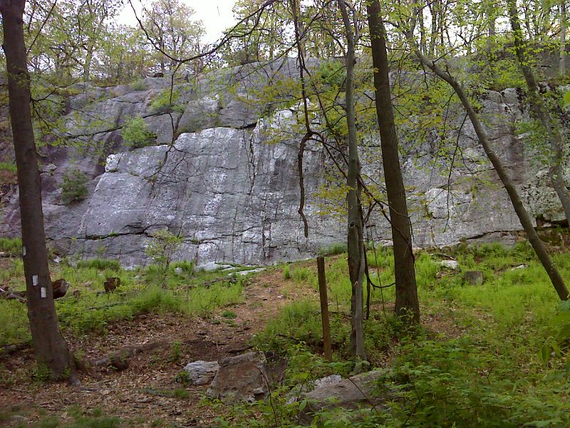 Impressive sheer cliff. GPS N41.3026 W74.6734  Courtesy pjwetzel@gmail.com