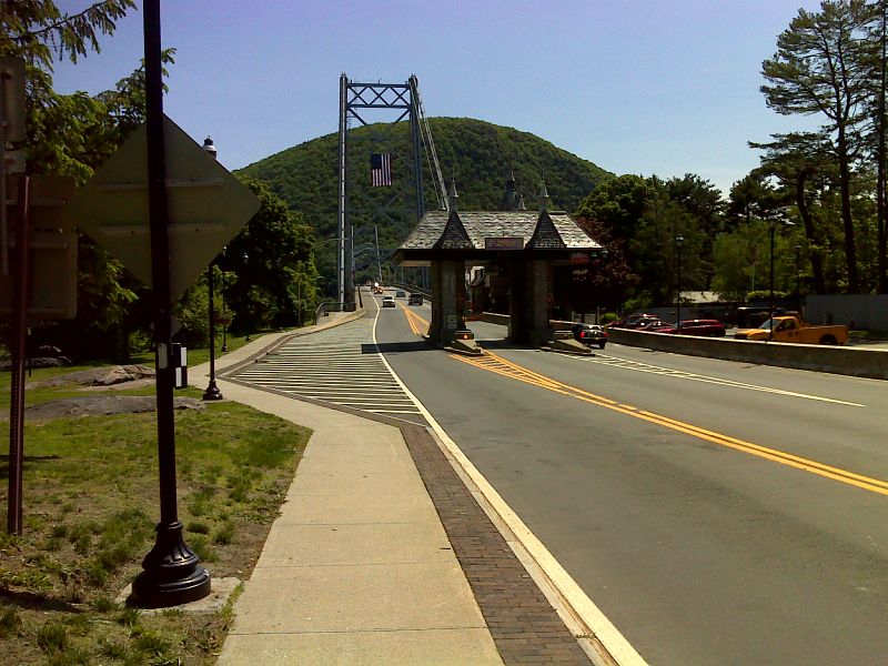 mm 0.0  Walkway and toll booth on west side of Bear Mountain Bridge. GPS N41.3201 W73.9895 Courtesy pjwetzel@gmail.com