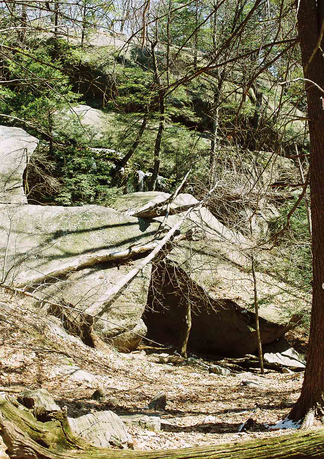 mm 3.2 - The Lemon Squeezer.  The trail passes through a narrow cleft in the rock. Courtesy dlcul@conncoll.edu