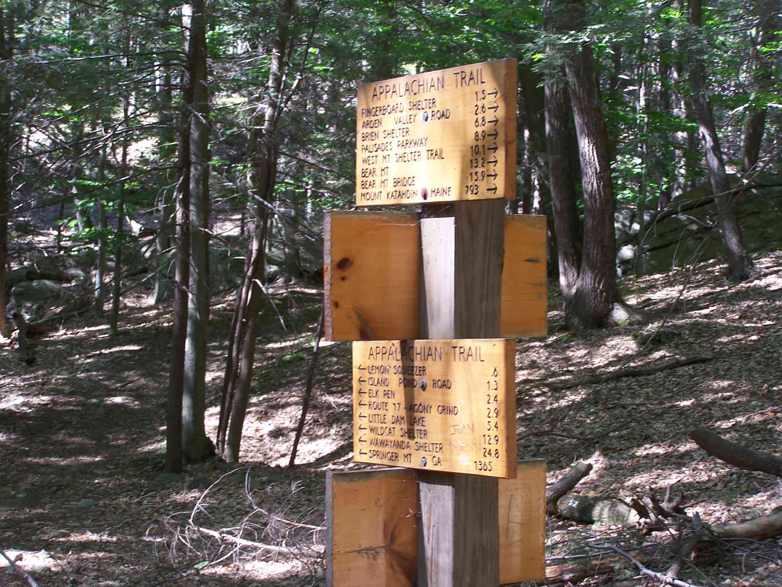 mm 2.6 - Trail sign post. Courtesy at@rohland.org