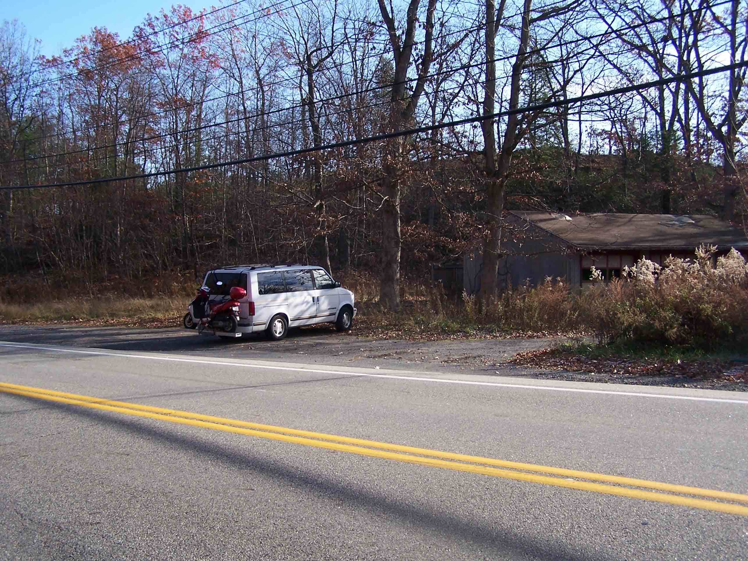 mm 0.0 - Small parking area along road next to abandoned house. AT has been relocated south of the previous parking picture 11/7/2009. Courtesy at@rohland.org