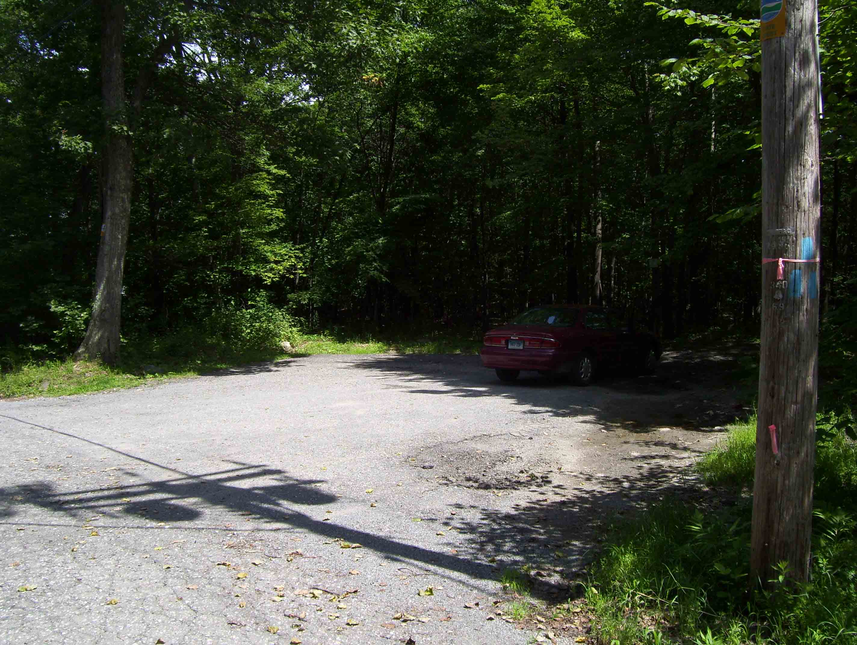 mm 2.2 Parking on Depot Hill Road. This is across from some sort of communication tower complex.  Follow the road 0.1 miles to the trail crossing.  The road is blue-blazed.  Courtesy dlcul@conncoll.edu