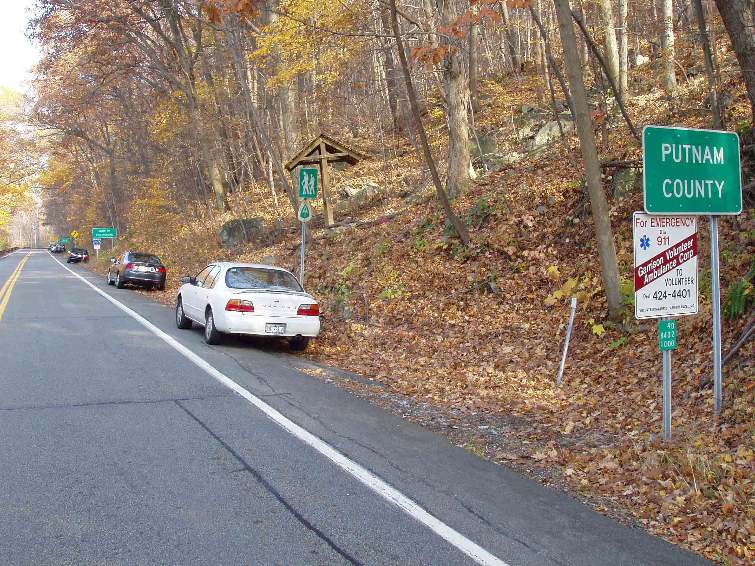 mm 5.1 - Wide shoulder next to highway 9D about .3 miles from Bear Mountain Bridge where the AT trail head leads to a steep climb up towards Anthony's Nose.  Courtesy froto
