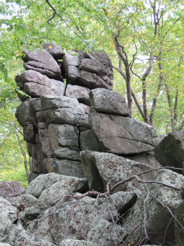 Rock formation which the trail passes.  This is near the northern
end of the approximately mile-long rocky section north of Rocky Mountain
shelters.   Taken at approx. mm 2.0.  Courtesy dlcul@conncoll.edu