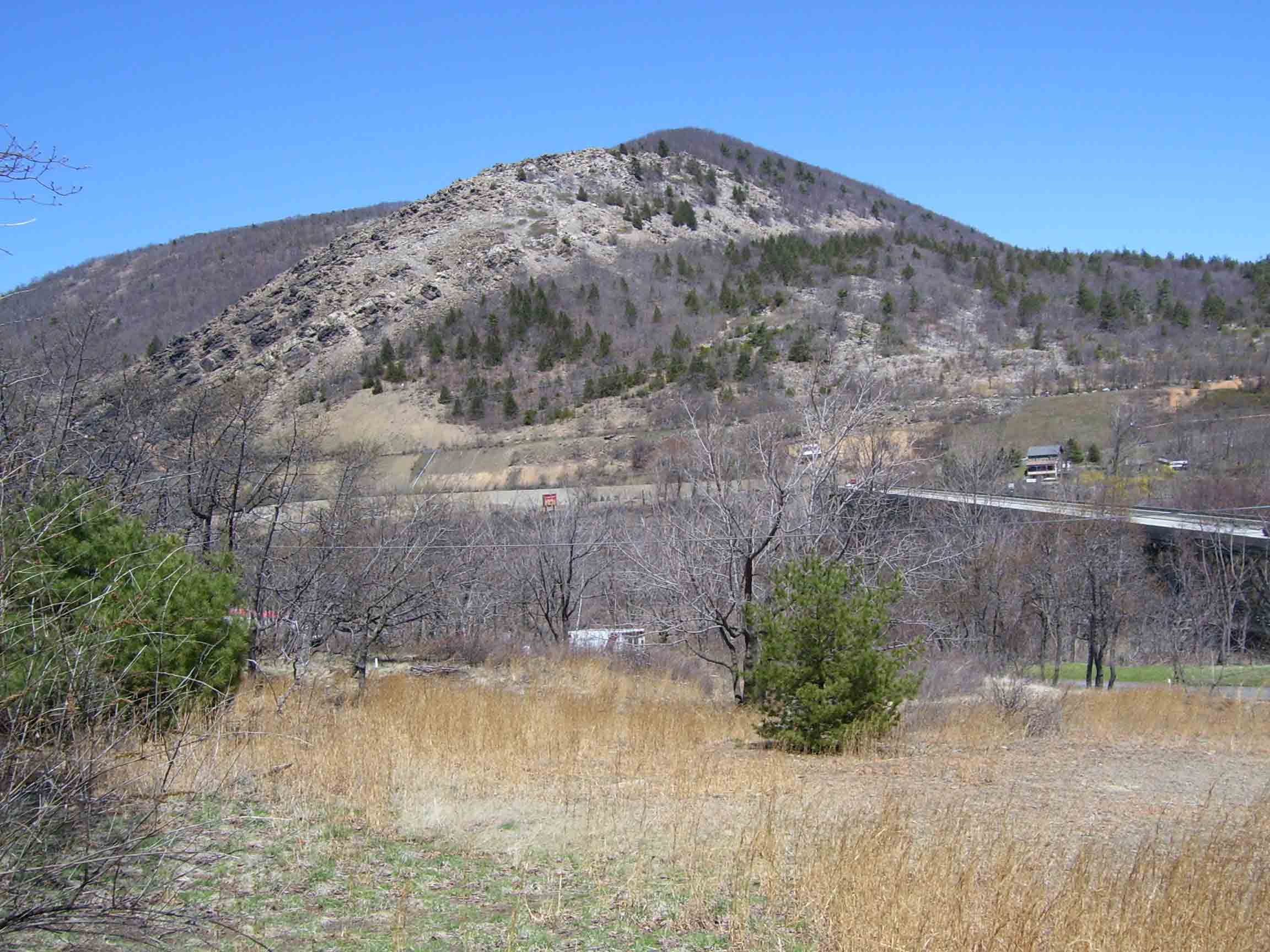 View to the east across Lehigh Gap. The northbound trail climbs the ridge on the other side of the Lehigh River. Taken at approx. mm 0.1.  Courtesy dlcul@conncoll.edu