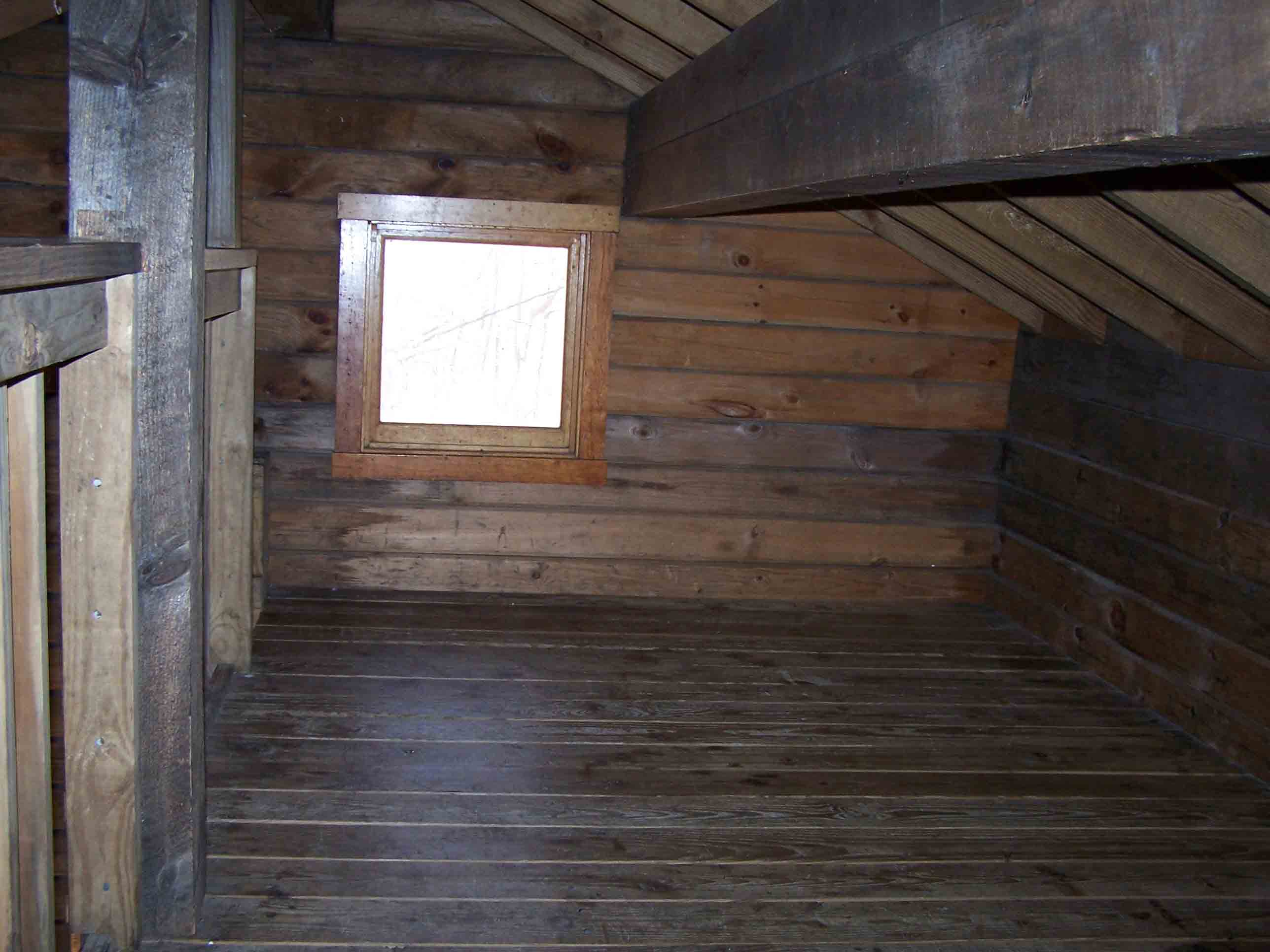 mm 13.4 - William Penn Shelter loft. Courtesy at@rohland.org