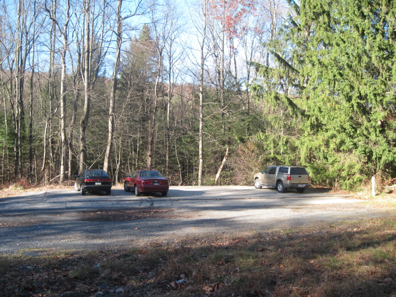mm 5.6  Parking for the Gamelands Service Road  on the east side of Gold Mine road.  Courtesy dlcul@conncoll.edu