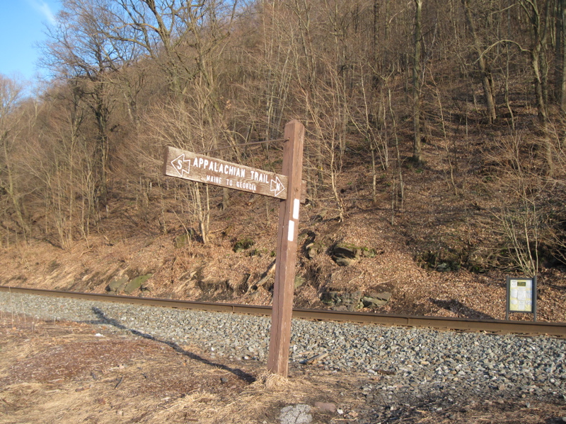 mm 16.1 Trail
sign at PA 417.  This is across from the parking on the east side of Clarks
Ferry Bridge across the Susquehanna.  Courtesy dlcul@conncoll.edu