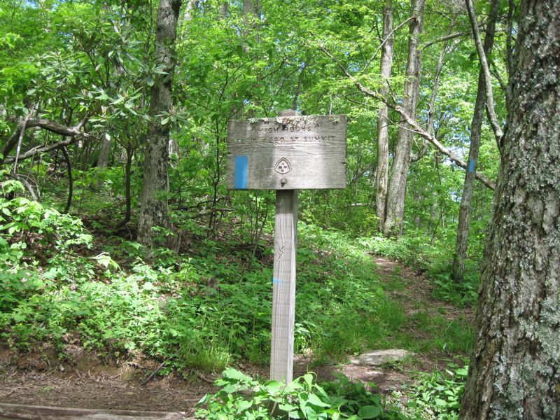 Junction with the side trail to High Rocks. The guide book puts this at mm 2.0 but for a number of reasons, I feel a value of approximately 1.5 miles is more appropriate.  Courtesy dlcul@conncoll.edu
