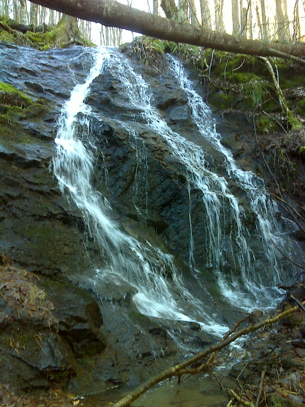 mm 7.1  Unnamed waterfall 1.4 miles south (trail north)  of Devils Fork Gap GPS N35.9981 W82.6092  Courtesy pjwetzel@gmail.com