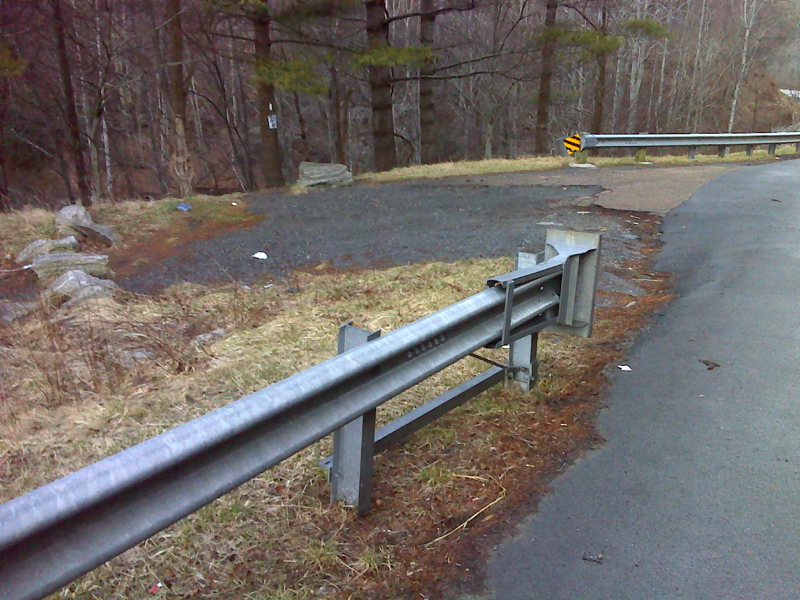 mm 0.0  Tiny parking area at the trail crossing of US 19E.  For other parking possibilities in the area,  see the previous picture and the parking area descriptions page for Tennessee-North Carolina Section 5 or 6.    Courtesy pjwetzel@gmail.com