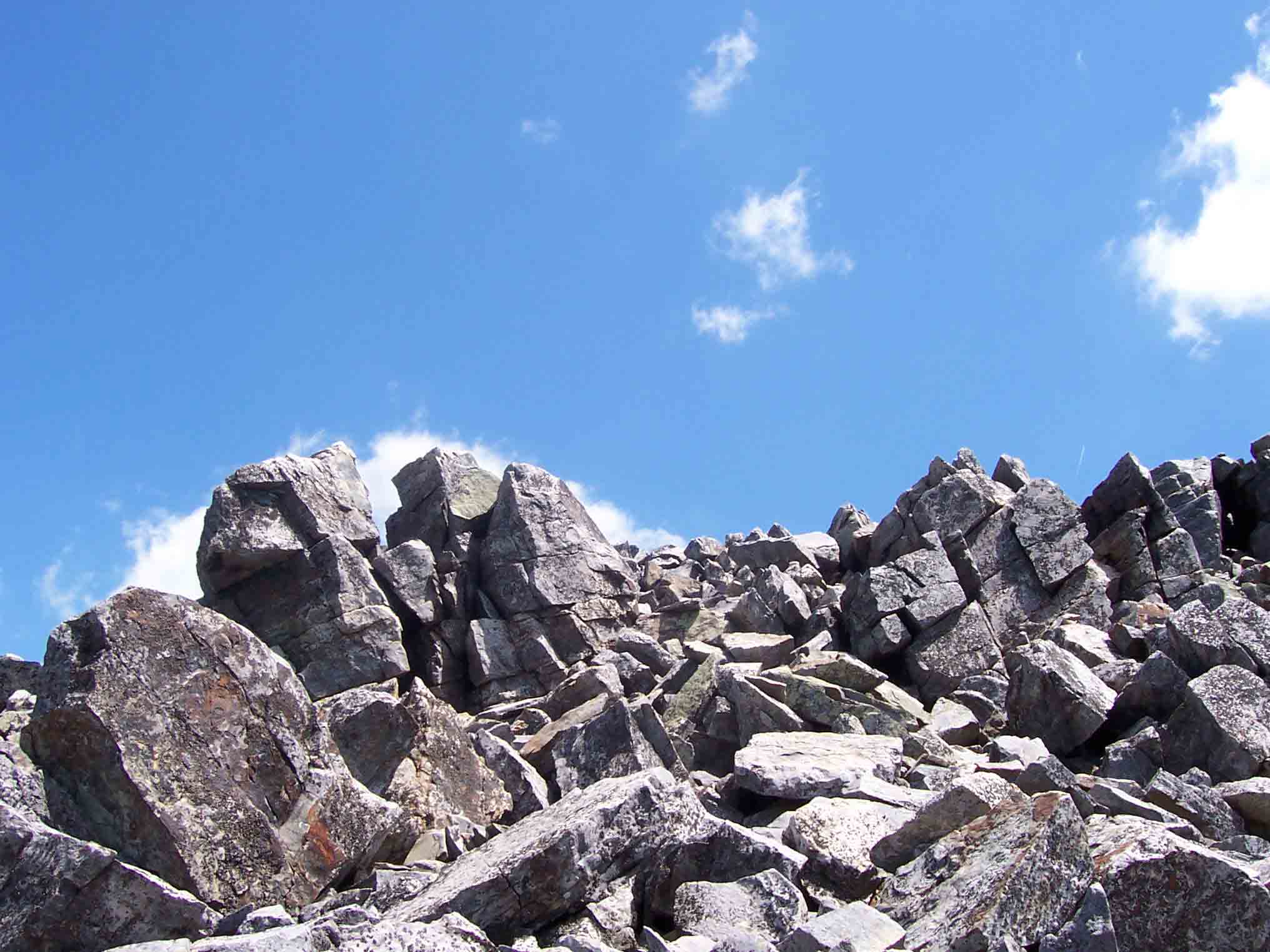 mm 2.5 - Jumble of Rocks at summit of Blackrock in Shenandoah National Park.  Courtesy dlcul@conncoll.edu