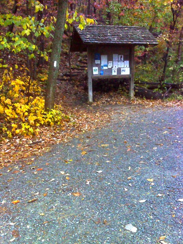 mm 13.4 Kiosk as the northbound trail leaves the parking area  near the intersection of VA 9 and VA 679 in Snickers Gap.  GPS N39.11166 W77.8525  Courtesy pjwetzel@gmail.com
