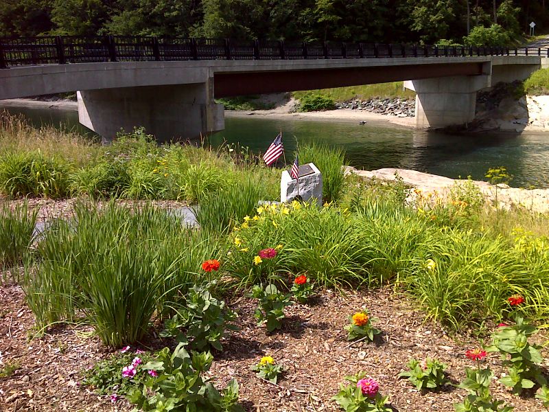 mm 0.1  Patriot Bridge across White River in West Hartford with memorial in foreground.   GPS 43.7124 N72.4176  Courtesy pjwetzel@gmail.com