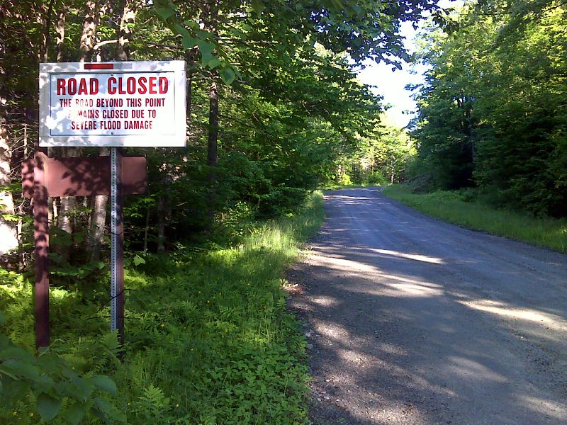 mm 0.0  Due to damage from Hurricane Irene, Kelly Stand Road is currently (June 2012) closed west of the AT crossing. GPS N43.0611 W72.9687  Courtesy pjwetzel@gmail.com